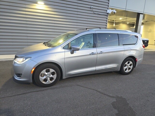 2017 Chrysler Pacifica Touring Plus photo 2