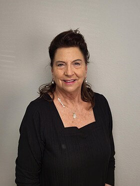Staff member Lisa Kuhr from ID_4d63bdb0dceb
