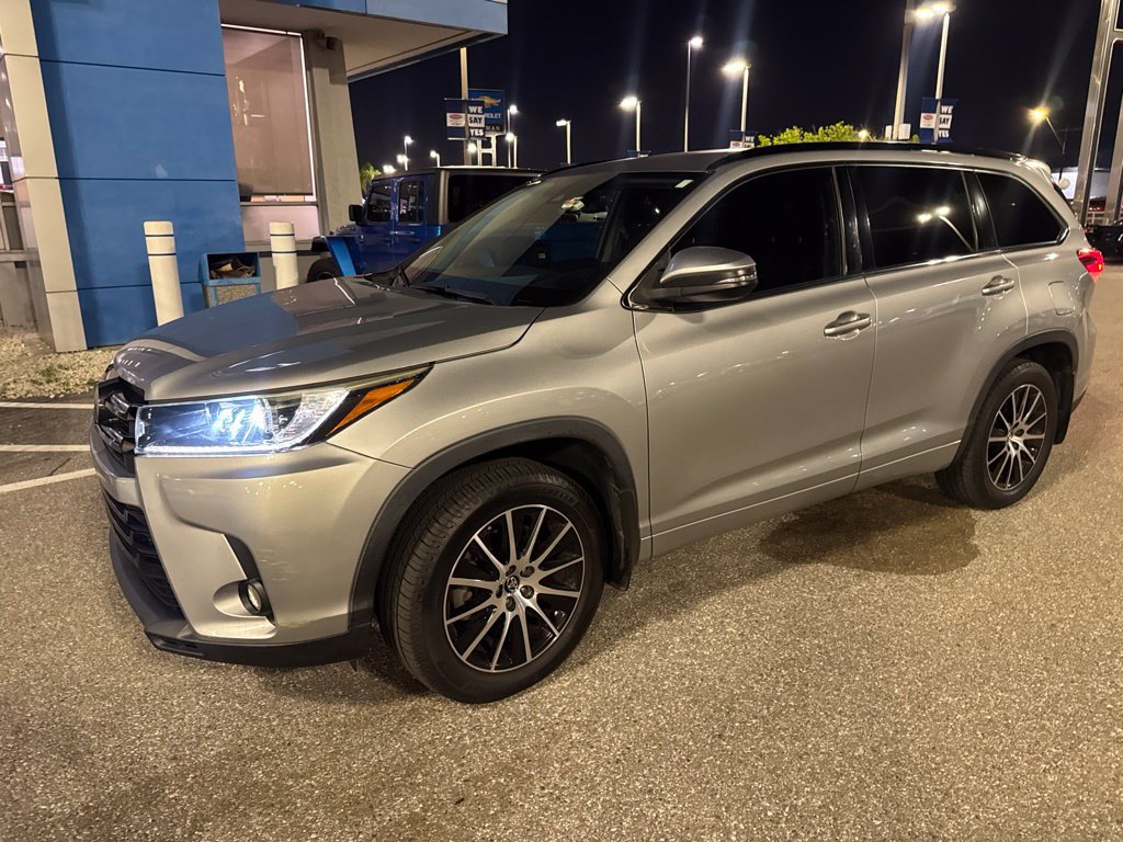 Used 2018 Toyota Highlander SE V6 SUV