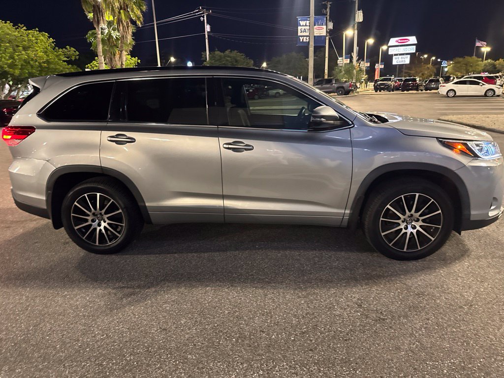 Used 2018 Toyota Highlander SE V6 SUV