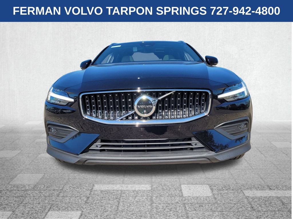 2025 Volvo V60 Cross Country B5 photo 2