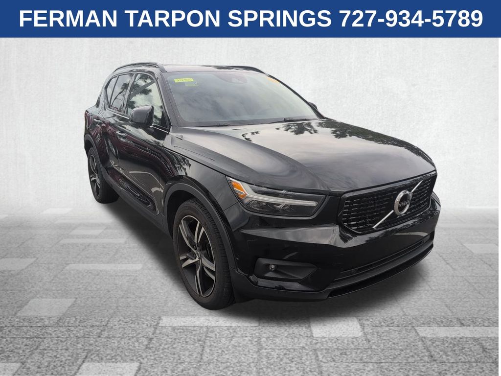 2019 Volvo XC40 R-Design photo 2