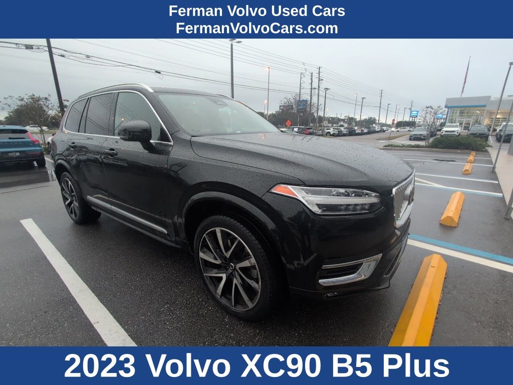2023 Volvo XC90 Plus's photo
