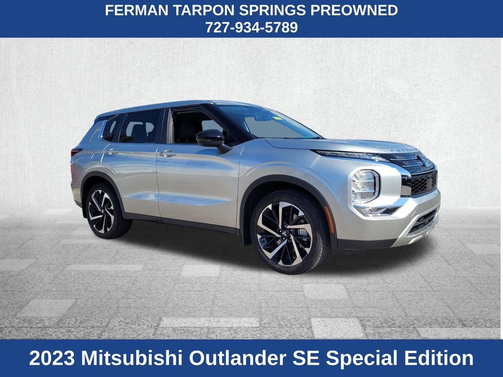 2023 Mitsubishi Outlander SE's photo