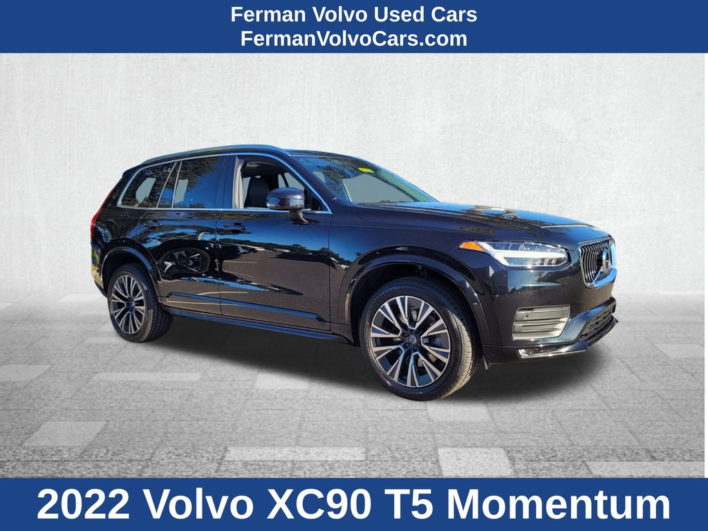 2022 Volvo XC90 Momentum's photo
