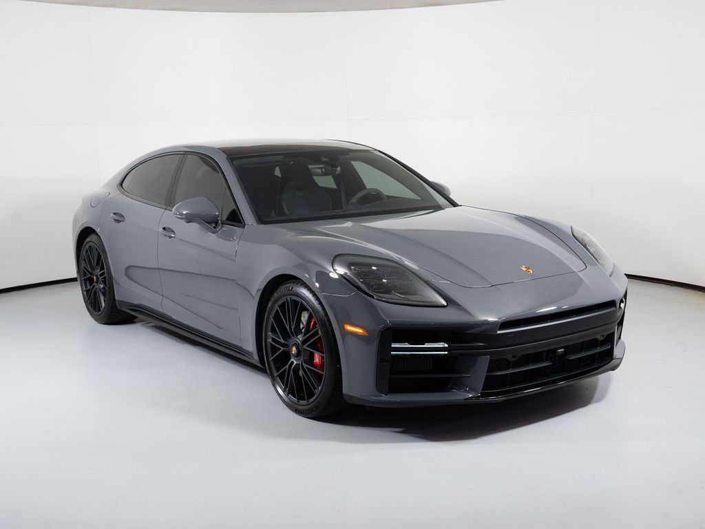 2025 Porsche Panamera GTS's photo