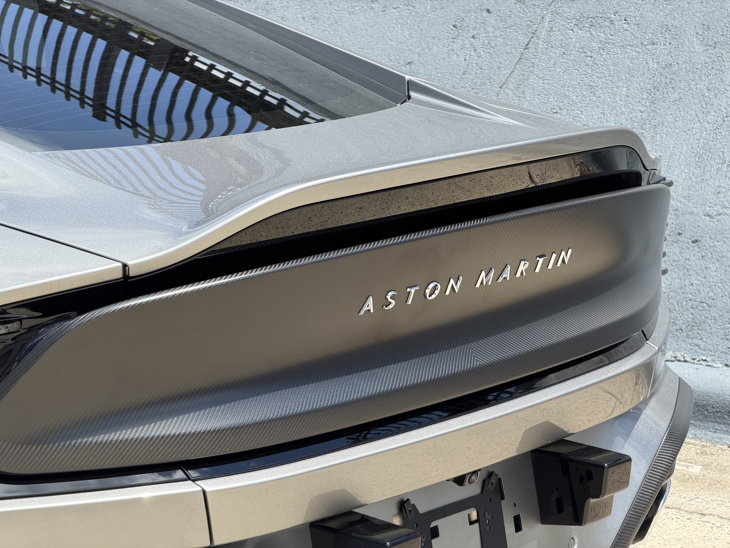 Aston Martin Vanquish V12