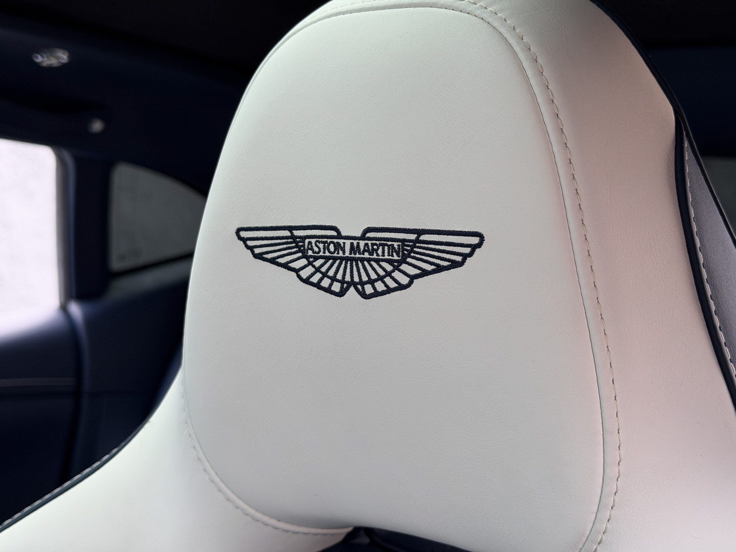 Aston Martin DBX 707