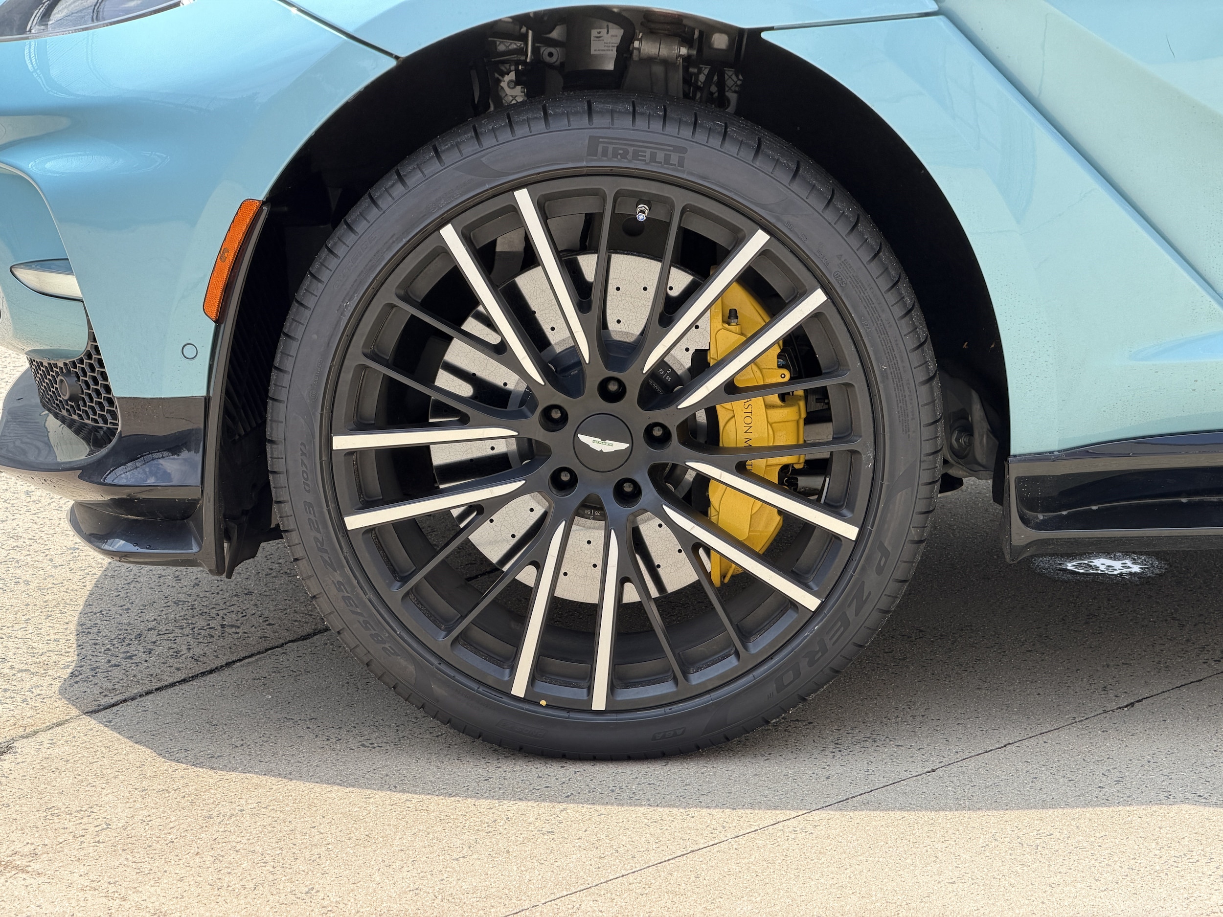 Aston Martin DBX 707