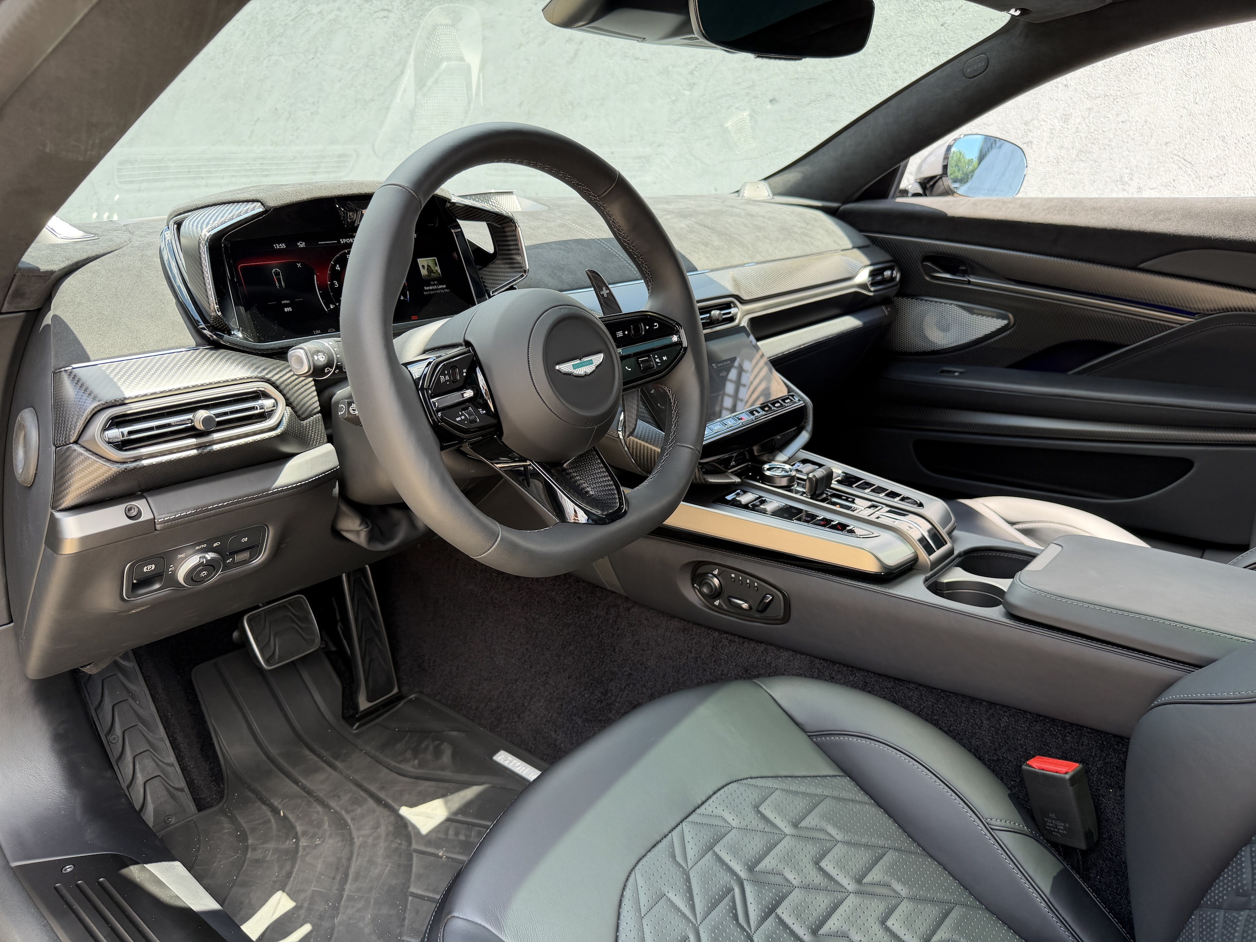 Aston Martin Vanquish V12