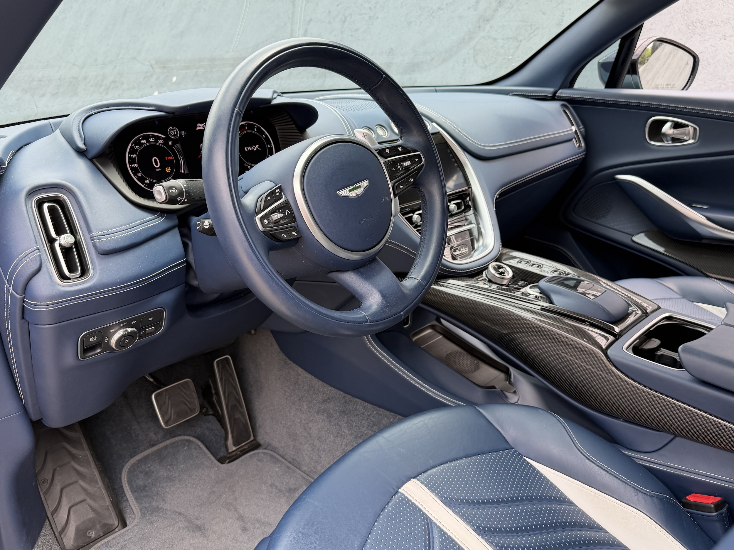 Aston Martin DBX 707