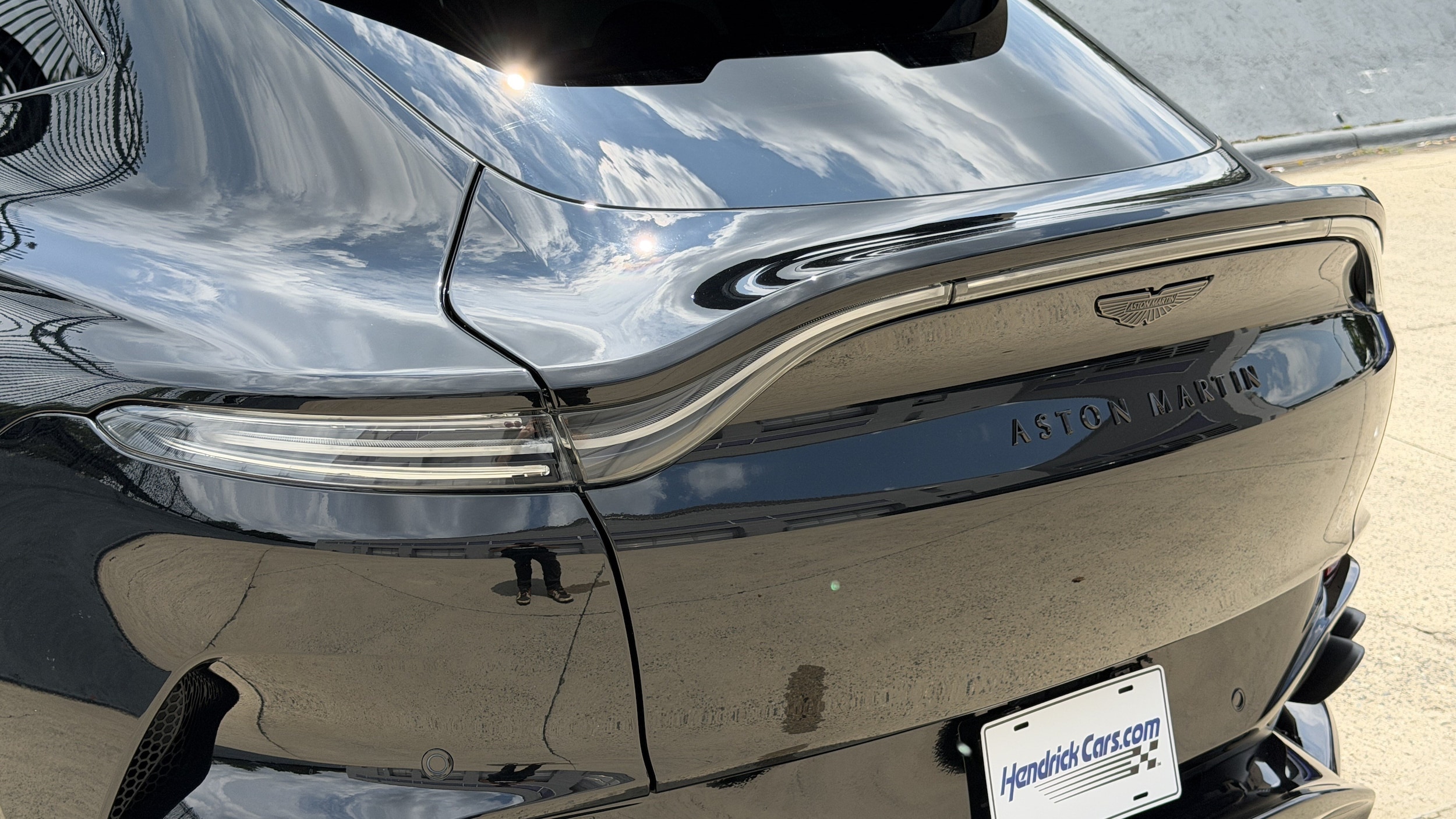 Aston Martin DBX 707