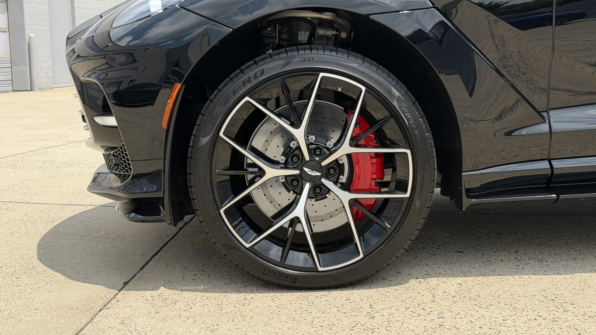 Aston Martin DBX 707