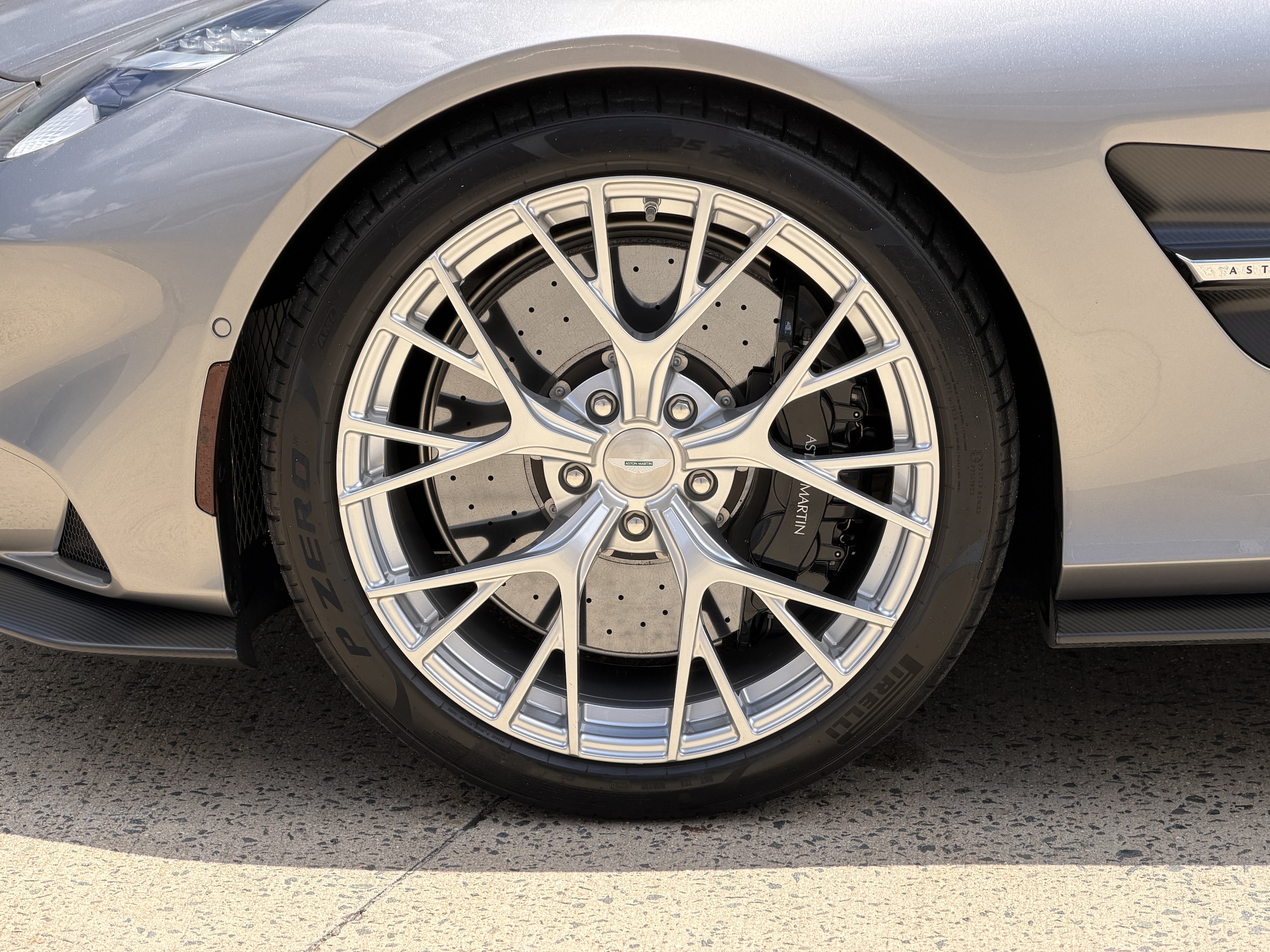 Aston Martin Vanquish V12
