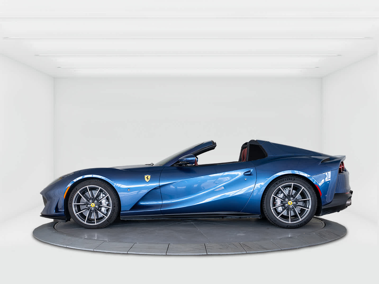 2021 Ferrari 812 GTS photo 2
