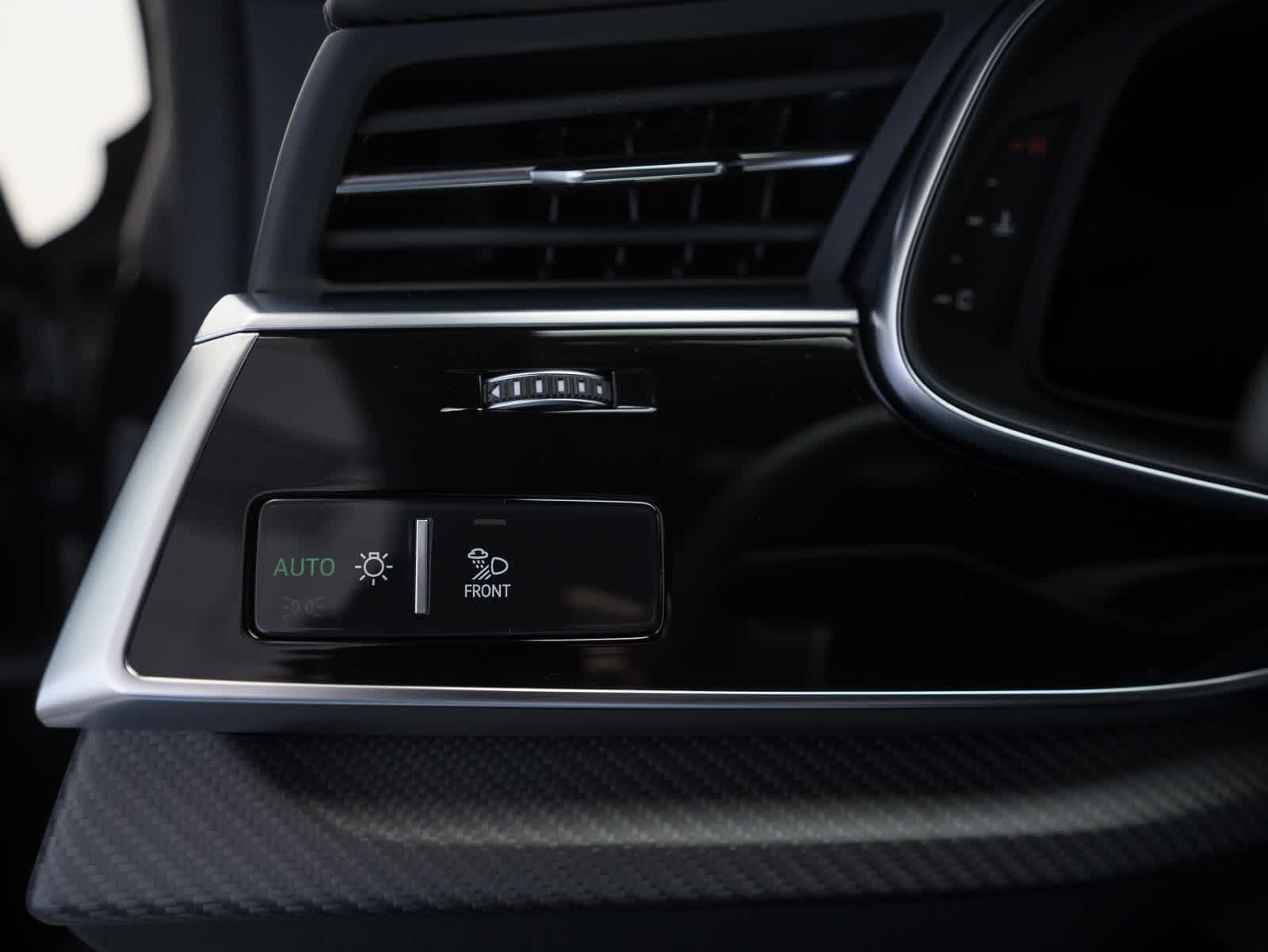 Thumbnail: 2024 Audi RS Q8 - 24