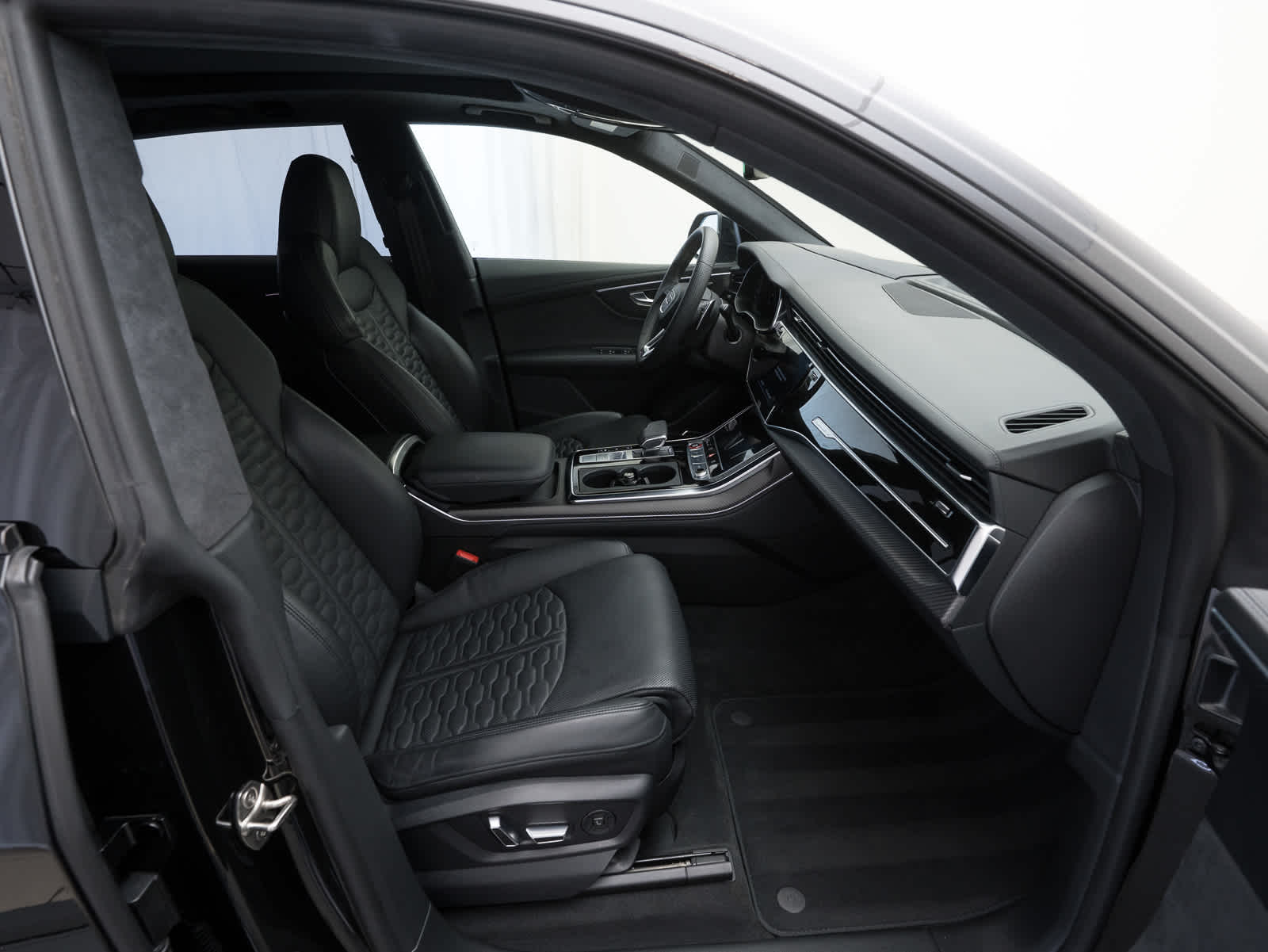 Thumbnail: 2024 Audi RS Q8 - 10