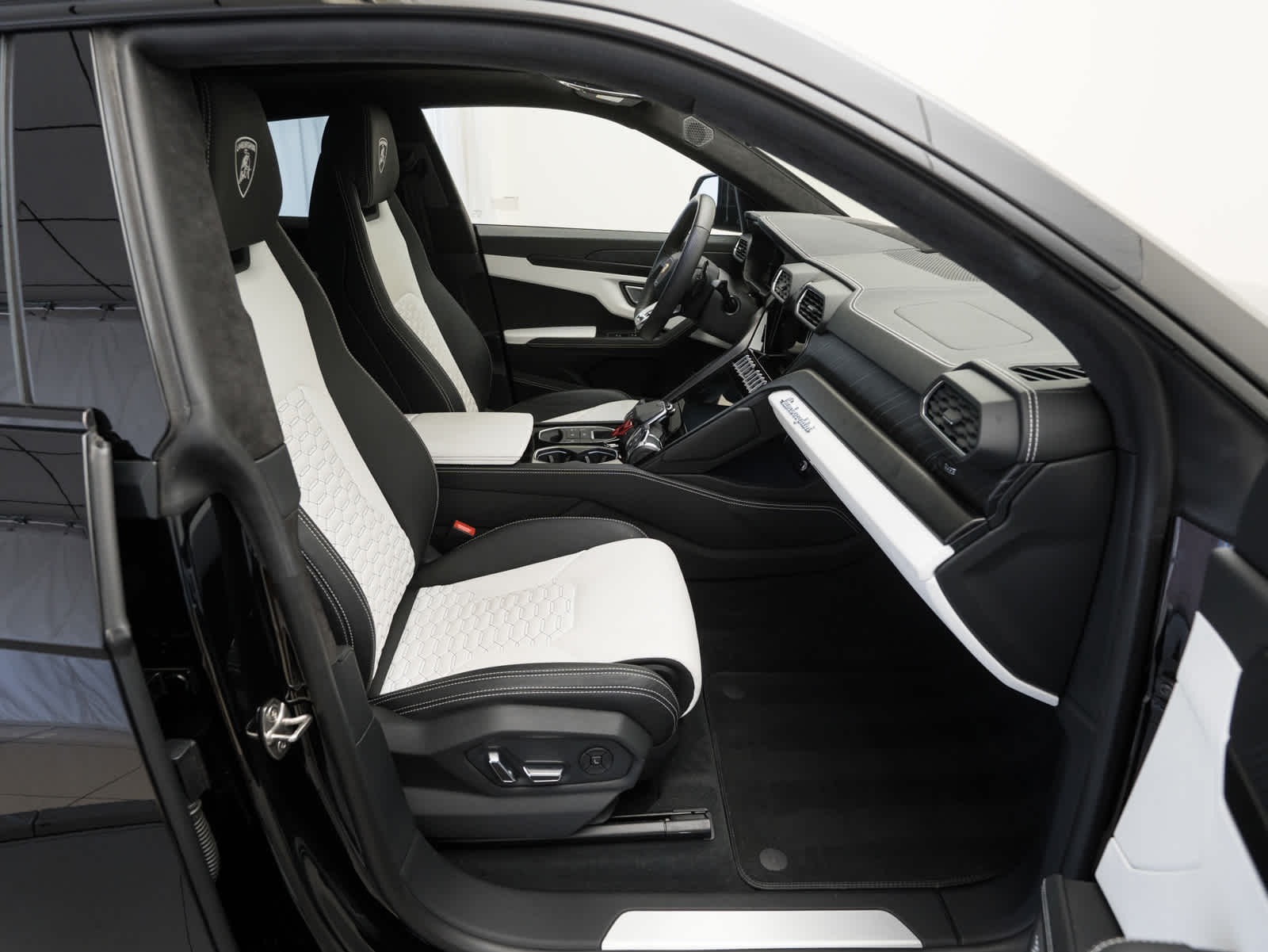 Thumbnail: 2022 Lamborghini Urus - 10