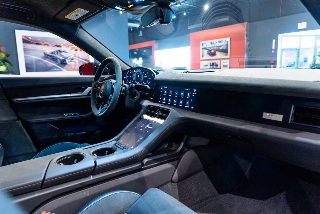 2025 PORSCHE TAYCAN - Image 34