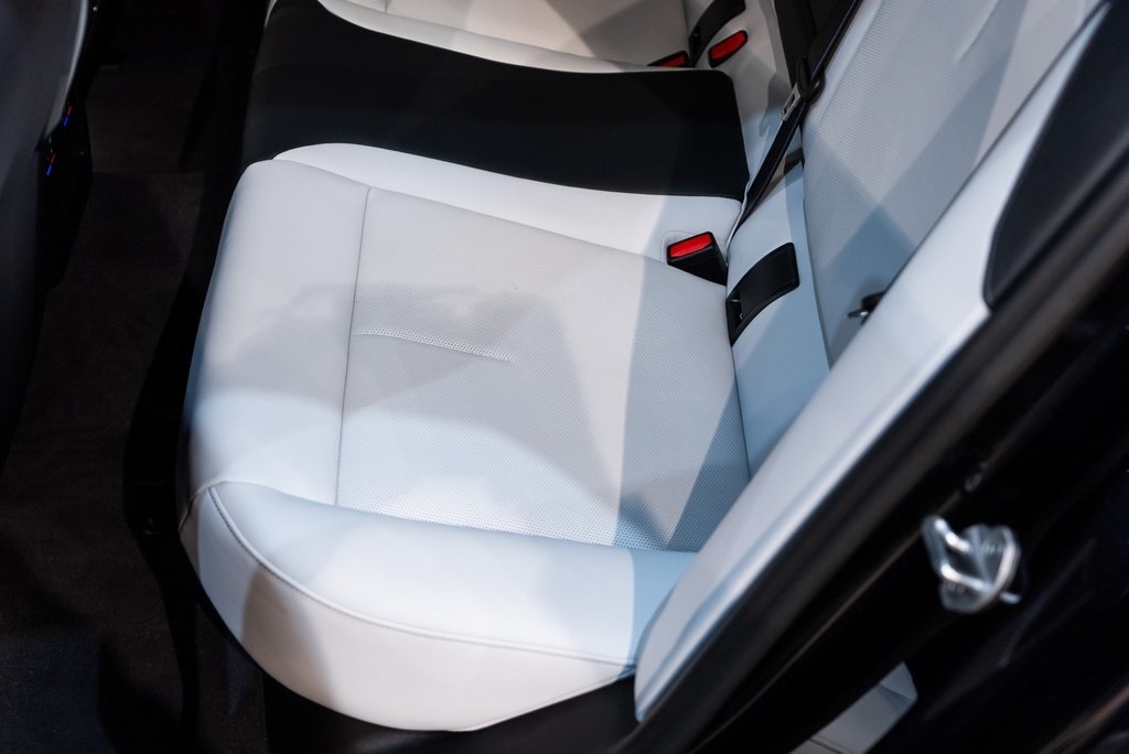 2025 BMW M5 - Image 32