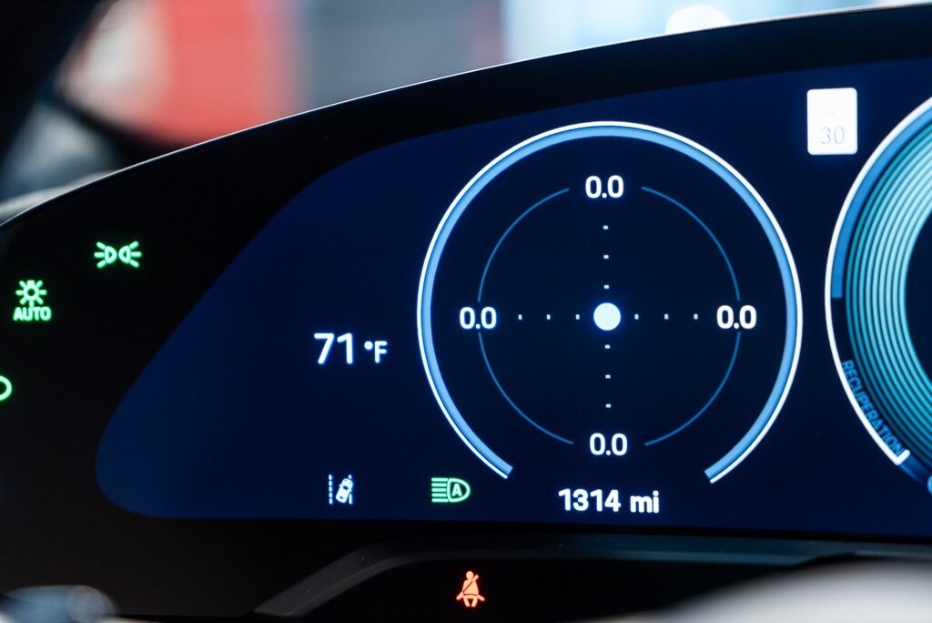 2025 PORSCHE TAYCAN - Image 25