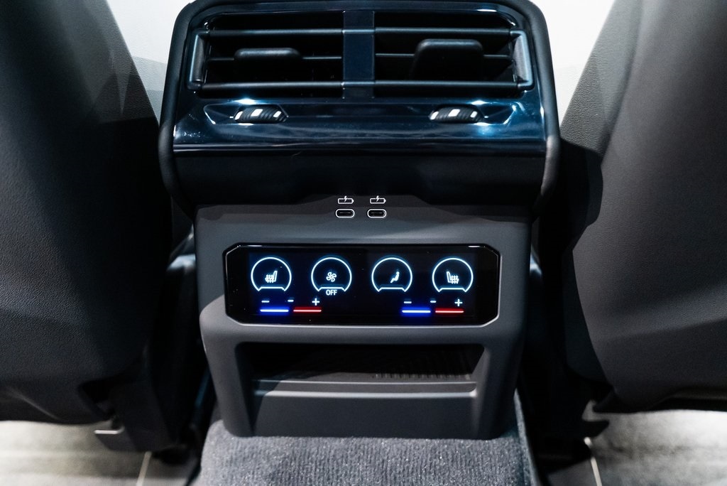 2025 BMW M5 - Image 35