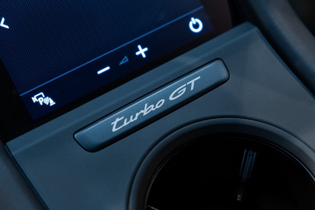 2025 PORSCHE TAYCAN - Image 30