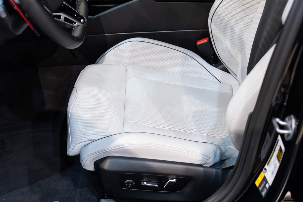 2025 BMW M5 - Image 21