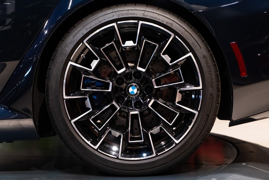 2025 BMW M5 - Image 13