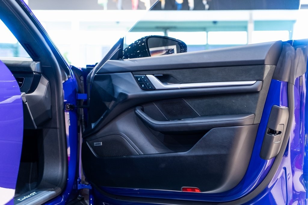 2025 PORSCHE TAYCAN - Image 35