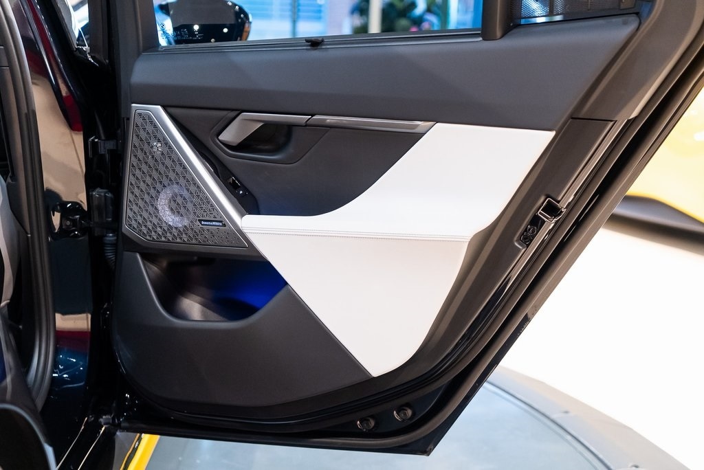 2025 BMW M5 - Image 38