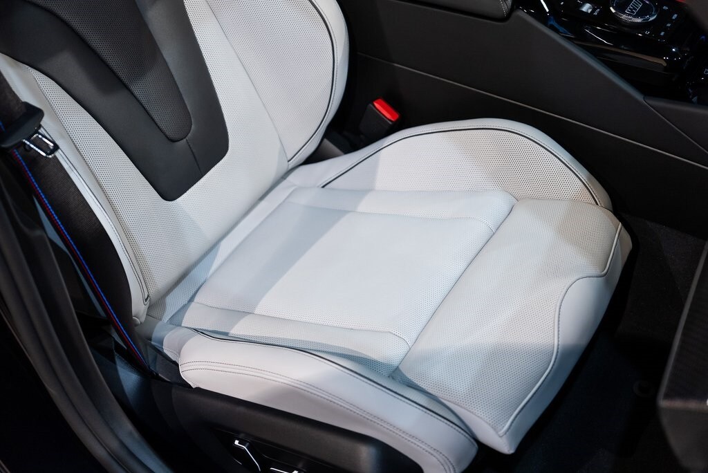 2025 BMW M5 - Image 40