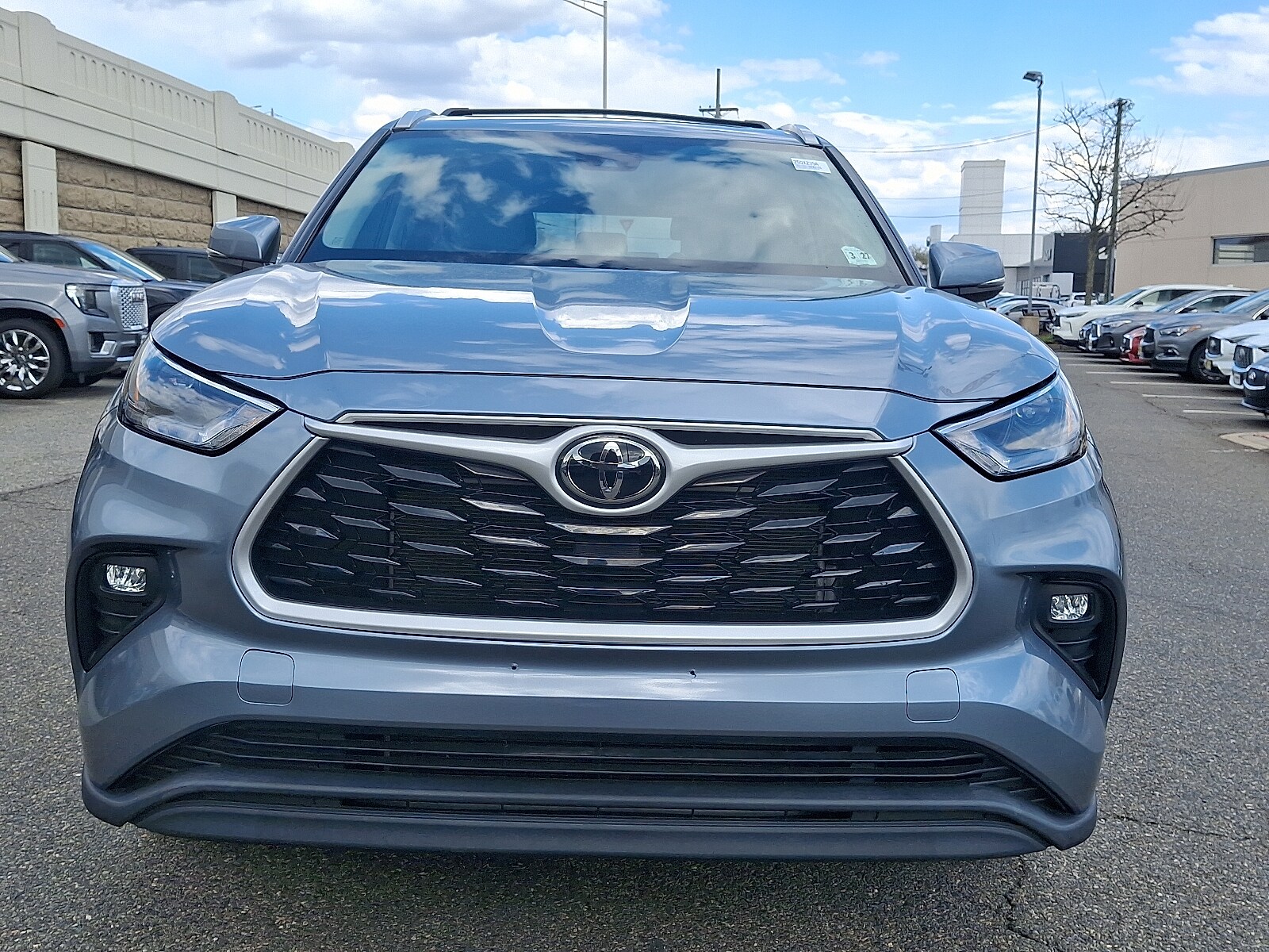 2022 Toyota Highlander XLE photo 2