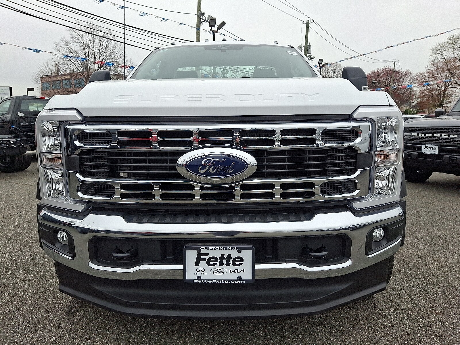 2025 Ford F-550 photo 2