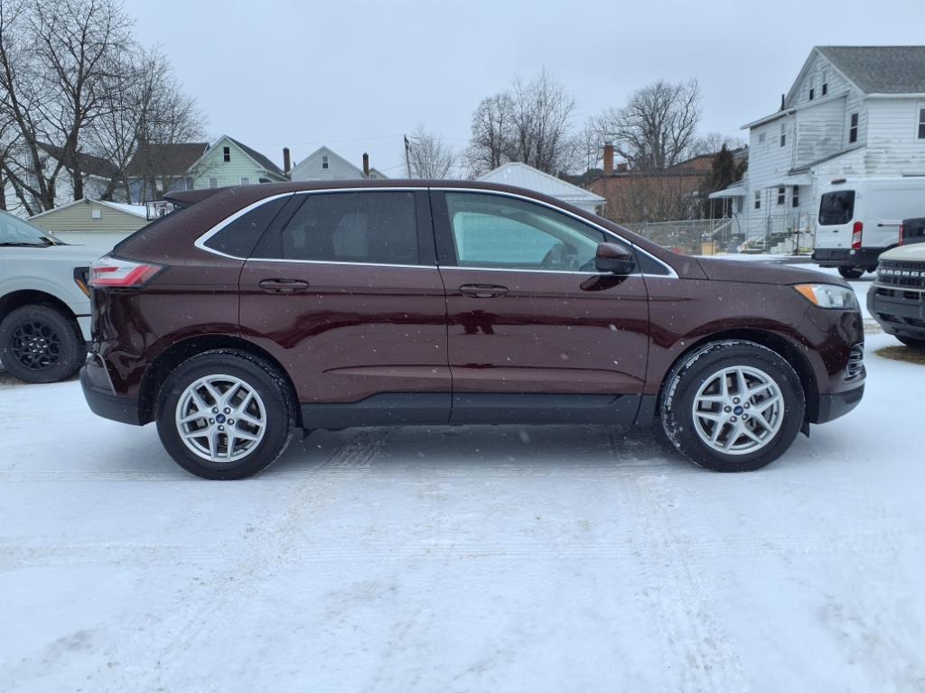 2022 Ford Edge SEL photo 2