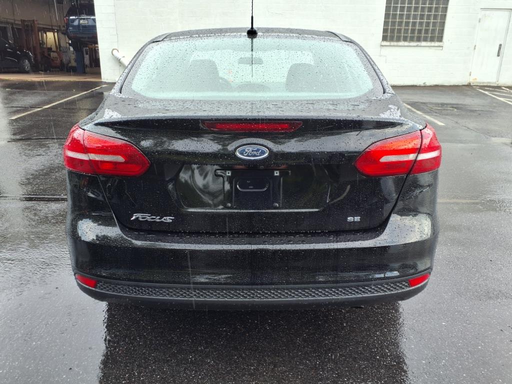 2017 Ford Focus SE photo 2