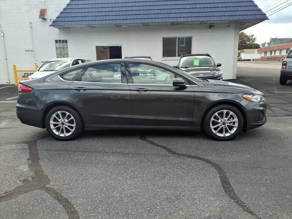 2019 Ford Fusion SE photo 2