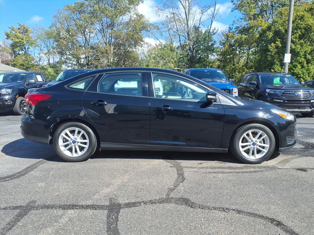 2018 Ford Focus SE photo 2