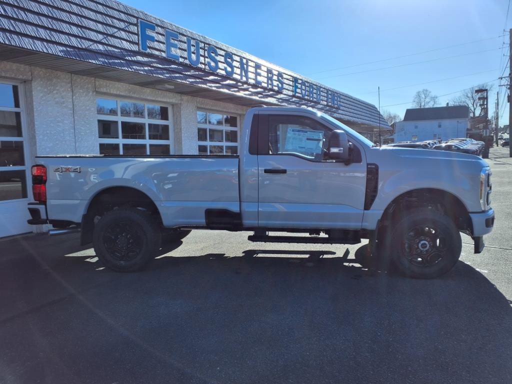 2025 Ford F-350 XL photo 2