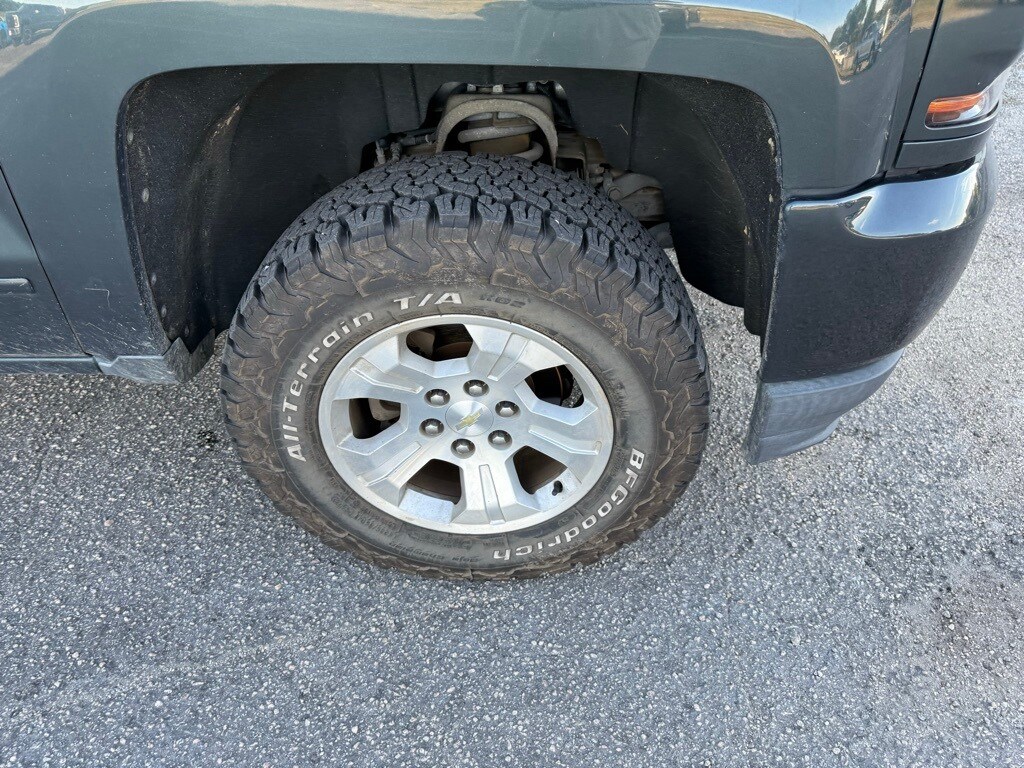 2017 Chevrolet Silverado 1500 LT photo 3