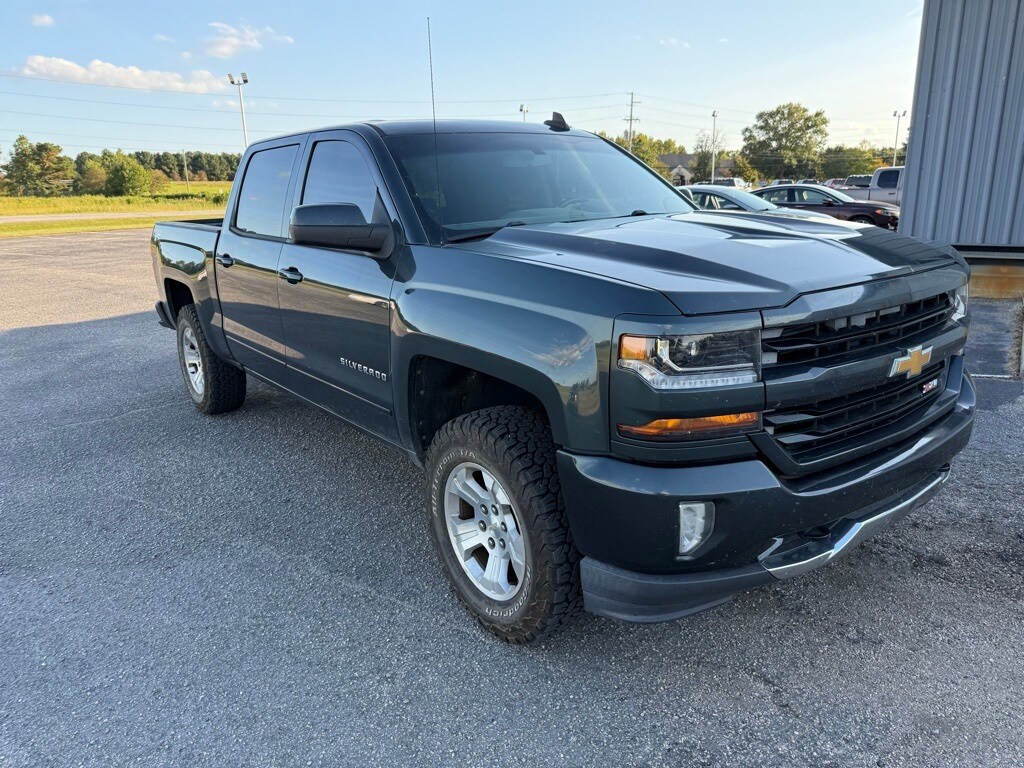 2017 Chevrolet Silverado 1500 LT photo 2