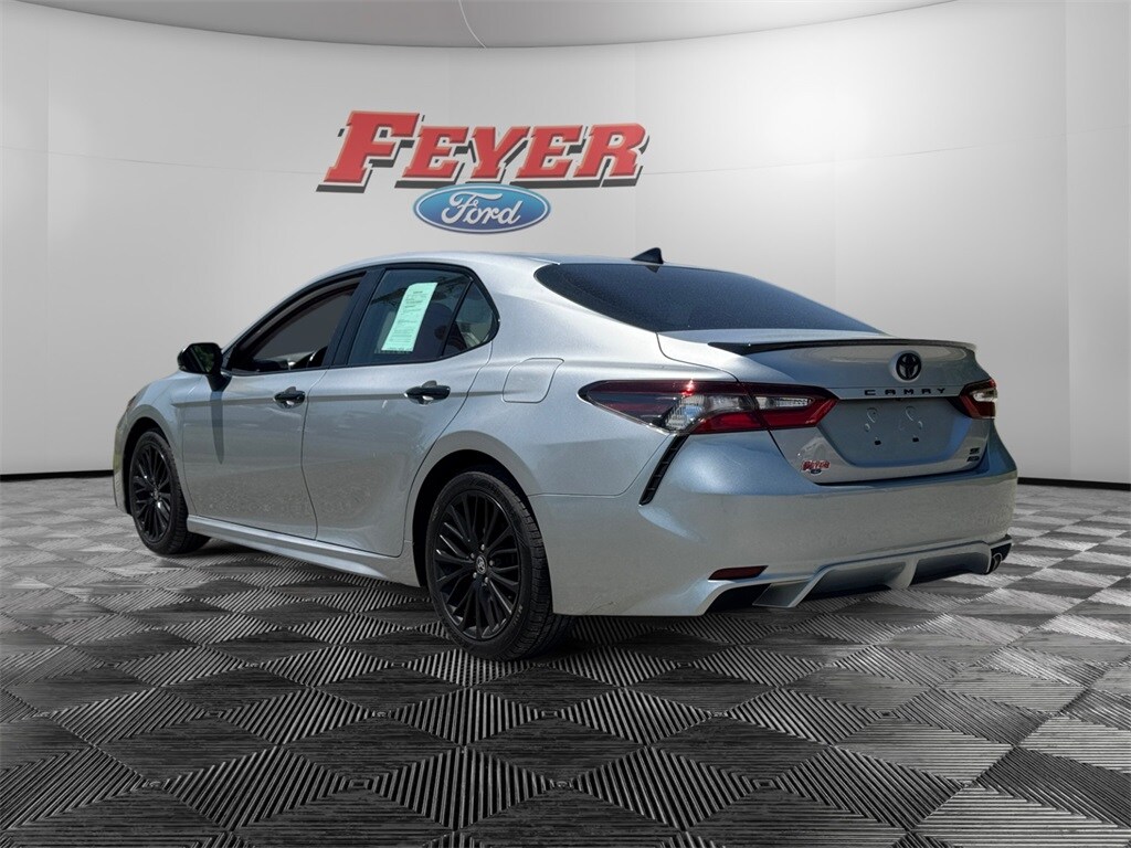 2022 Toyota Camry SE photo 3