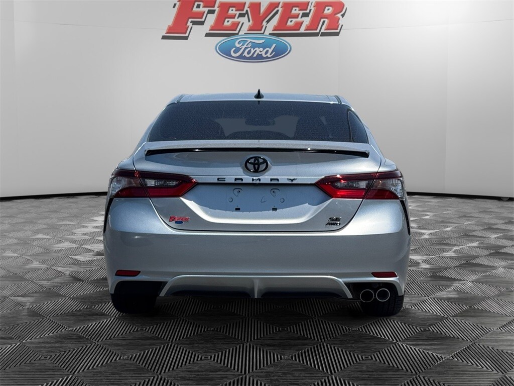 2022 Toyota Camry SE photo 4