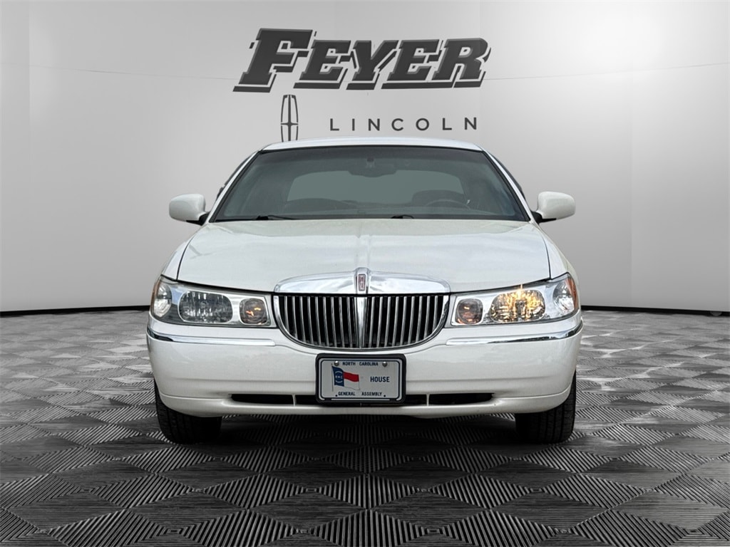 Used 2002 Lincoln Town Car Signature with VIN 1LNHM82WX2Y633483 for sale in Plymouth, NC