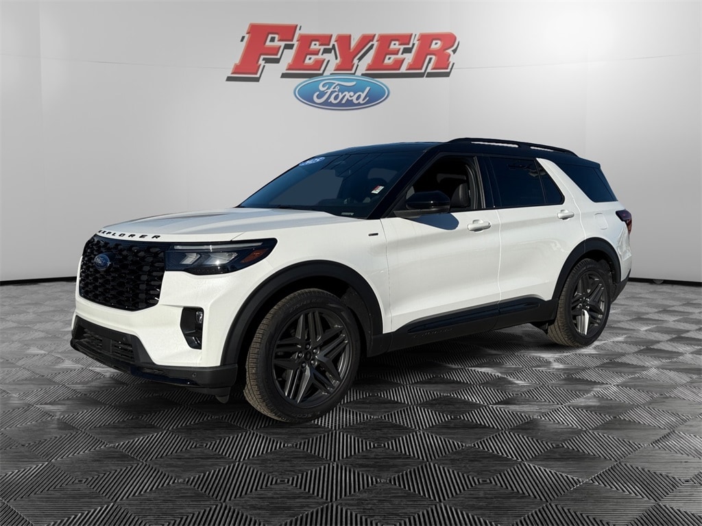 2025 Ford Explorer ST-LINE's photo