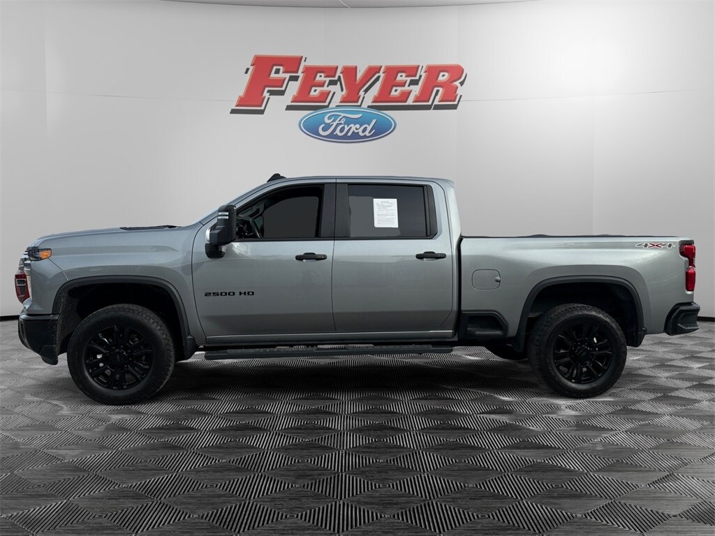 2024 Chevrolet Silverado 2500HD Custom photo 2