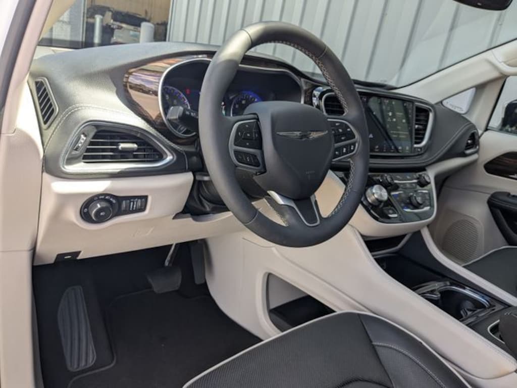 Used 2023 Chrysler Pacifica Limited Minivan/Van