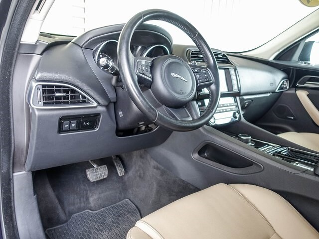 2018 Jaguar F-PACE Premium photo 2
