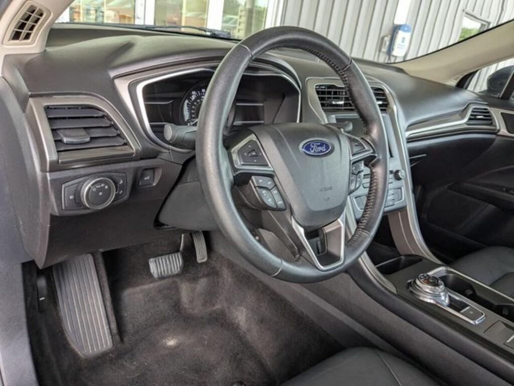 Used 2017 Ford Fusion SE Sedan