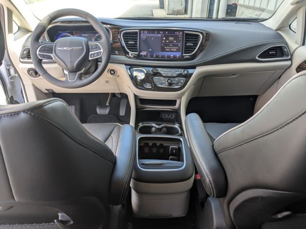 Used 2023 Chrysler Pacifica Limited Minivan/Van